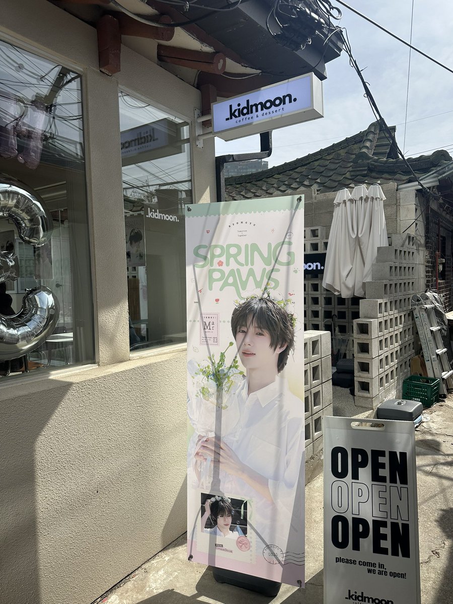 📍카페 키드문

#SPRINGPAWPRINT_LEFTBY_BEOMGYU
#범규가_남긴_봄날의_뽀짝한_발자국 <a href="/CreamBeom313/">CreamBeom🧁</a>