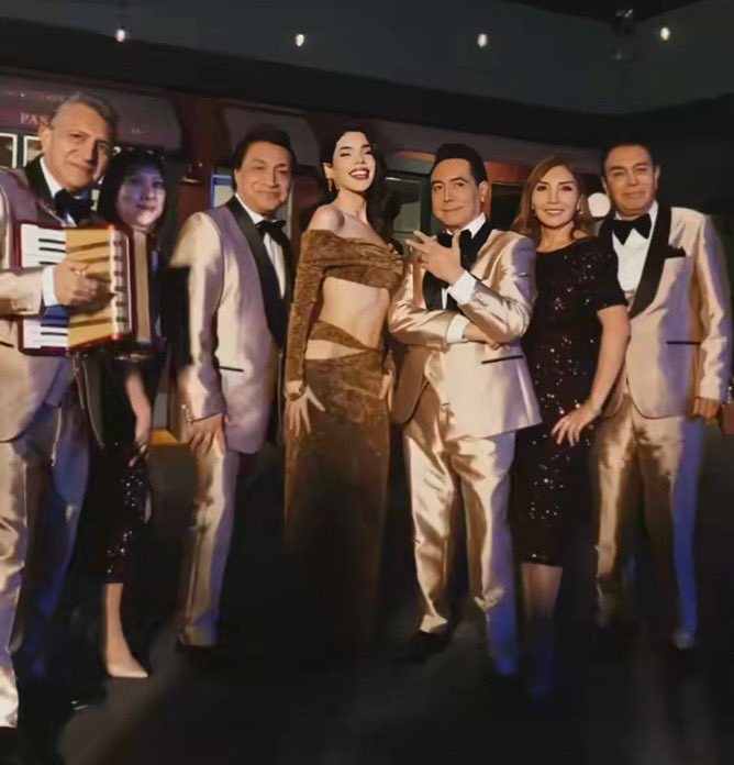 Nos hemos comunicado con el equipo de Los Angeles Azules, si ves contenido con copyright de #UnaNadaMás, repórtenlo por correo electrónico. 

1. contacto@ocesa.com.mx
2. guadalupe.gonzalez@sonymusic.com

RT PARA CORRER LA VOZ!