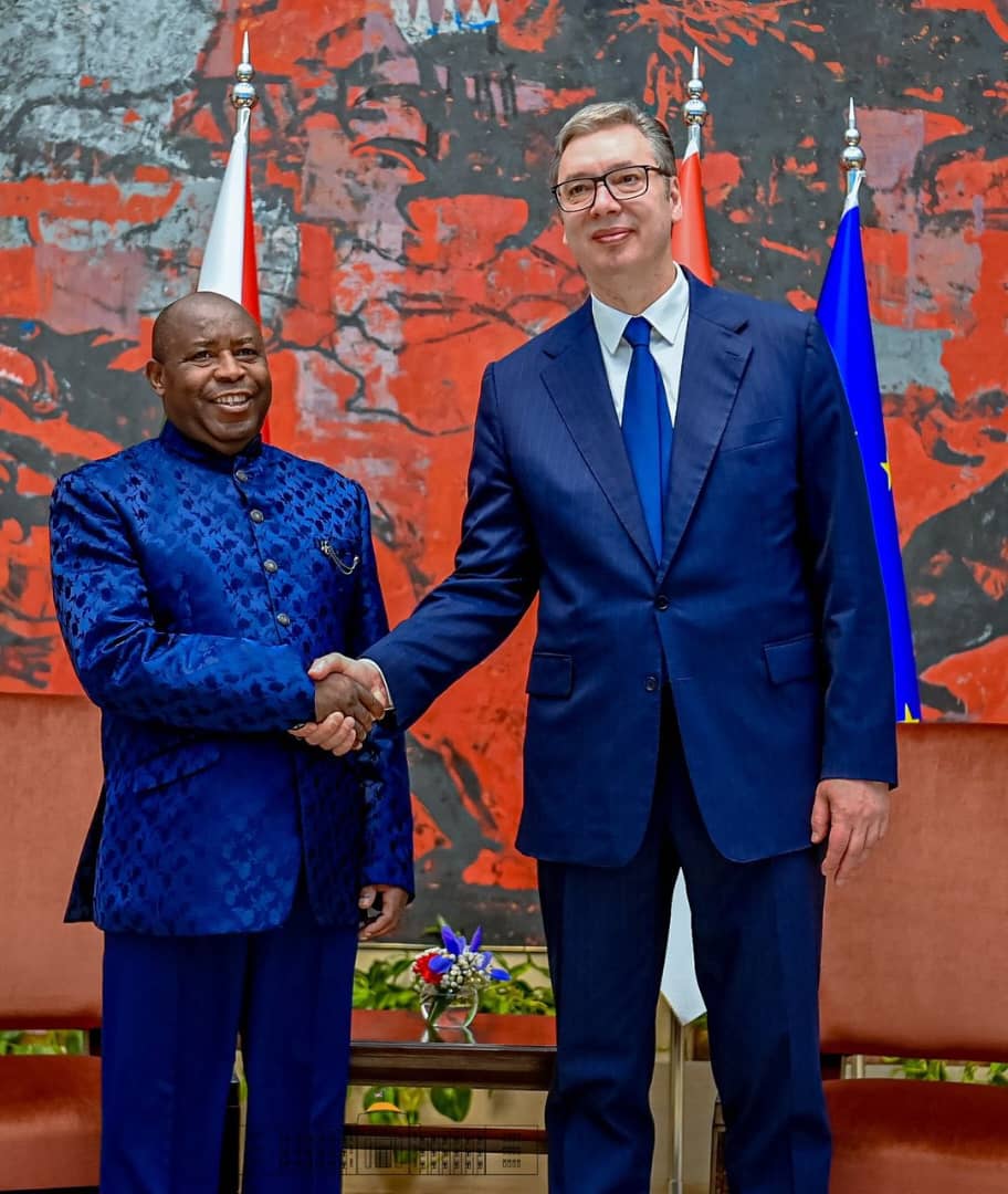RTNB (@rtnburundi) on Twitter photo En visite officielle en République de Serbie, le Président de la République <a href="/GeneralNeva/">SE Evariste Ndayishimiye</a> s'est entretenu en tête-à-tête avec son homologue Serbe, Aleksandar Vučić. Leurs échanges ont essentiellement porté sur les sujets d'intérêt commun. En visite officielle en République de Serbie, le Président de la République <a href="/GeneralNeva/">SE Evariste Ndayishimiye</a> s'est entretenu en tête-à-tête avec son homologue Serbe, Aleksandar Vučić. Leurs échanges ont essentiellement porté sur les sujets d'intérêt commun.