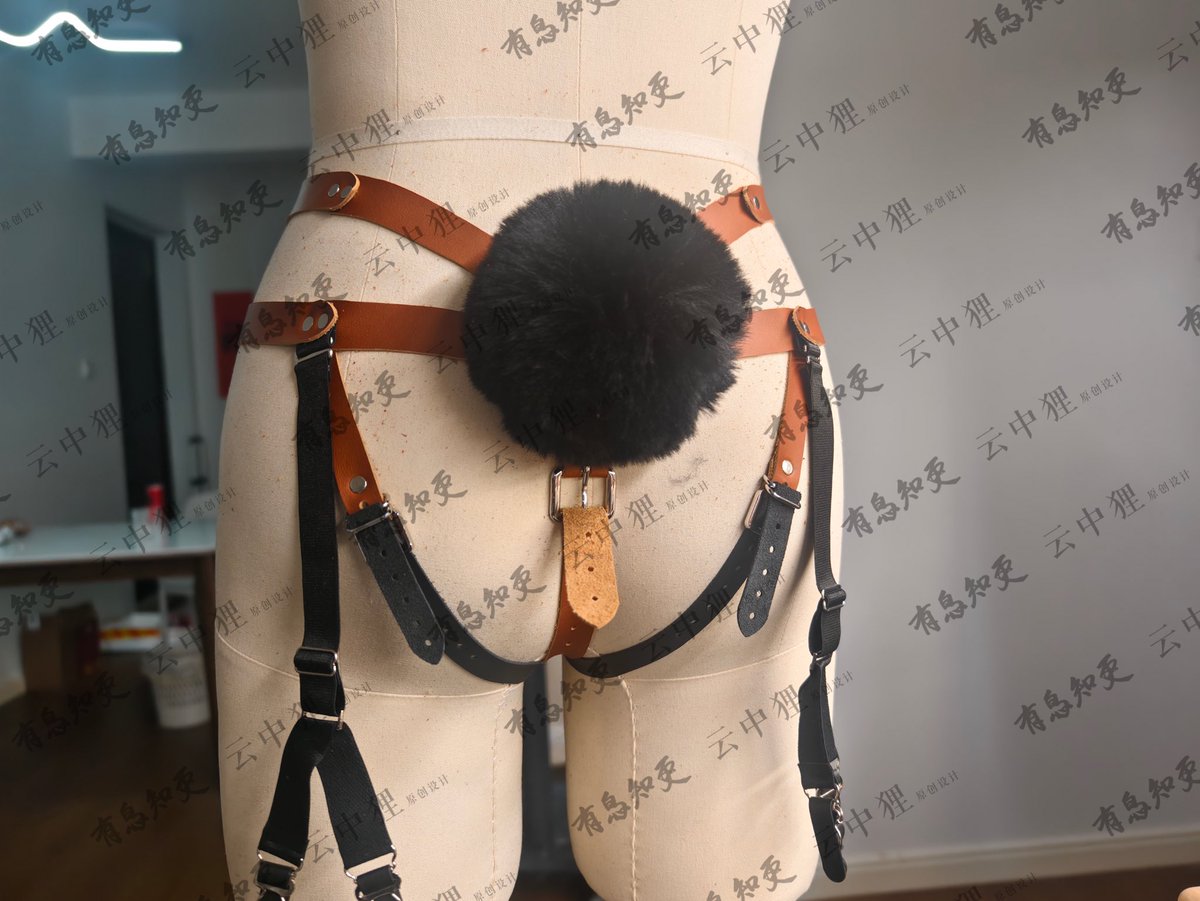 重磅新品：“逢春”、“飞乙”即将推出。
“逢春”专为男性设计，在实用性的基础上强调了家族化的美学设计。
“飞乙”专为四爱女性（女m亦可）设计，双腰带设计极端牢固，激烈运动亦不会位移。
这套情侣版的束具大家喜欢吗～
手工版预计本月内上线，大货版本2月内上线。