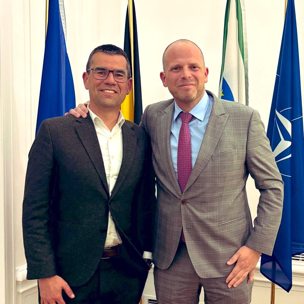 Theo Francken (@franckentheo) on Twitter photo Twee maten en MOD’s. 😅❤️
De search & rescue helikopters blijven in Koksijde en verhuizen dus niet naar Oostende. We kopen er nieuwe en we gaan de luchtmachtbasis heropwaarderen.
Strak plan!
<a href="/SanderLoones/">Sander Loones</a> Twee maten en MOD’s. 😅❤️
De search & rescue helikopters blijven in Koksijde en verhuizen dus niet naar Oostende. We kopen er nieuwe en we gaan de luchtmachtbasis heropwaarderen.
Strak plan!
<a href="/SanderLoones/">Sander Loones</a>