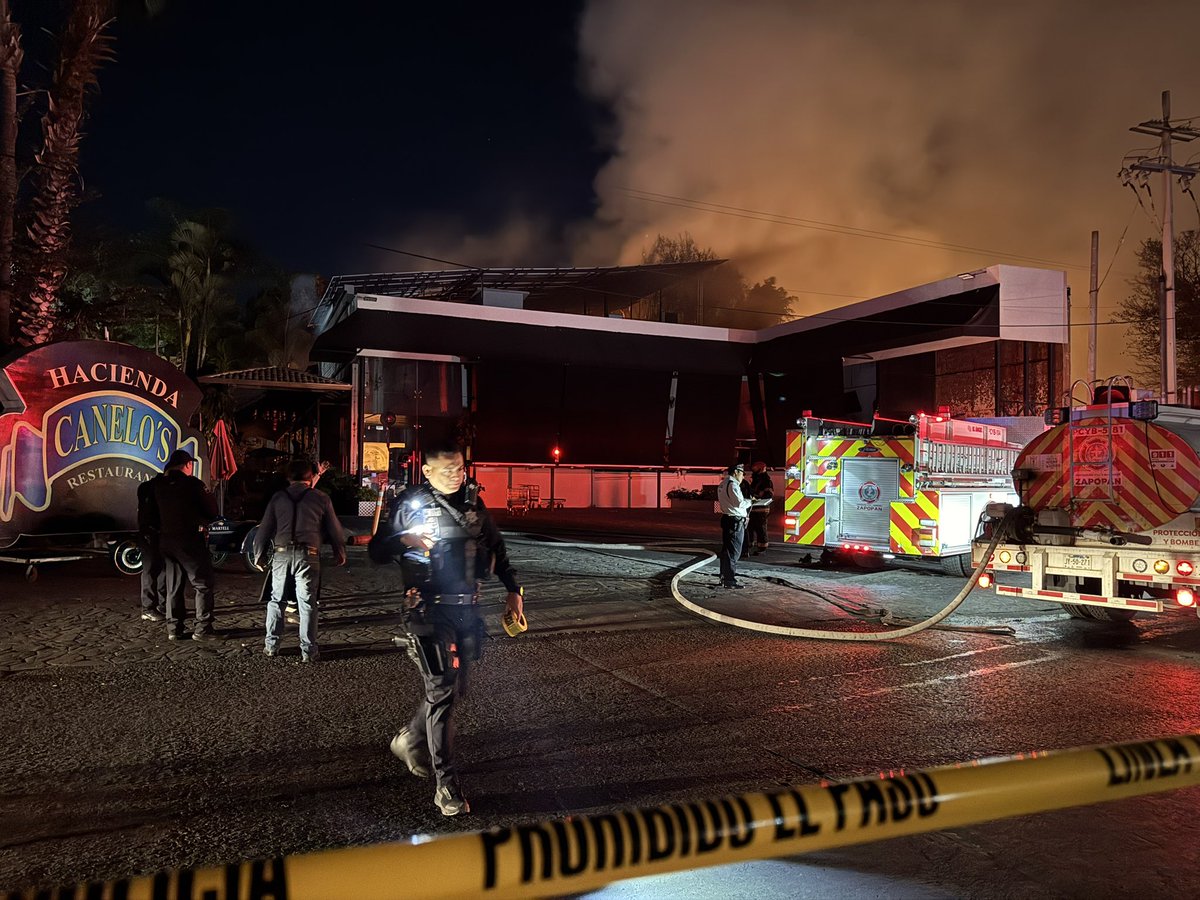 Fuerte incendio consume gran parte de un restaurante localizado sobre la avenida López Mateos y la calle Tizoc en la colonia Paseos del Sol de Zapopan. Unidades de Blmberos combaten el siniestro, por fortuna comensales y el personal fueron evacuados.