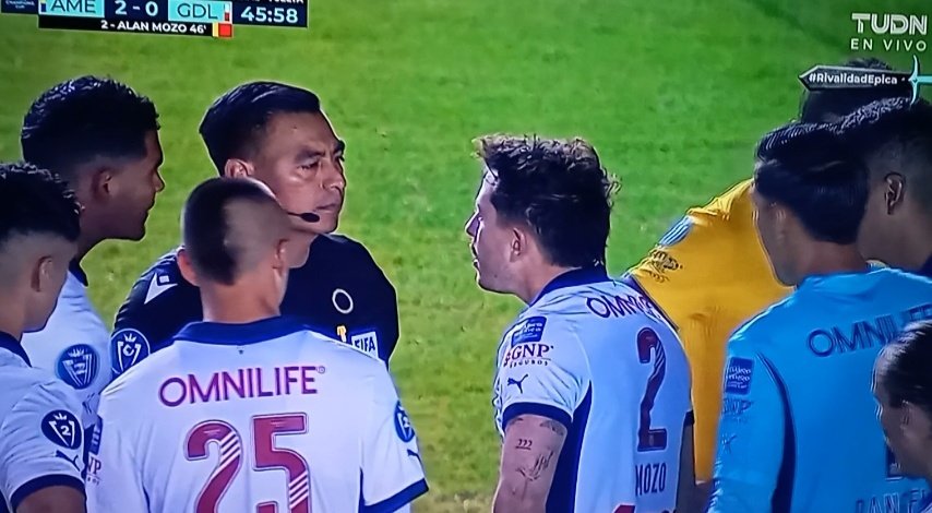 GuzmanGasso's tweet photo. ¡CORRECTA EXPULSIÓN para Alan Mozo en el @Chivas vs @ClubAmerica!

✅🟥🇲🇽

➖ Se gana 2 Tarjetas Amarillas de forma infantil...

🟨 La primera por una patada TEMERARIA... Patea a Brian Rodríguez antes del contacto con el balón.

🟨🟨🟥 La segunda por cortar un avance, por medio de otra acción TEMERARIA (patada abajo).

🔍 Que Brian Rodríguez haya magnificado su caída en ambas faltas (tocándose incluso el rostro en la segunda acción cuando no hubo contacto en la cara), no significa que no fueran entradas con elementos más que suficientes para una AMONESTACIÓN.

📝🏟️🖥️