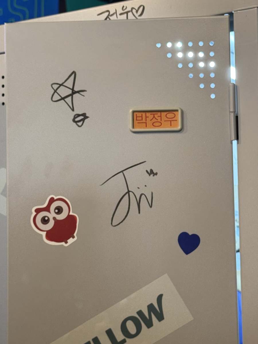 onlyjeongwoo's tweet photo. jeongwoo's locker 💛🤏🏻 https://t.co/JkwSe9tDdd