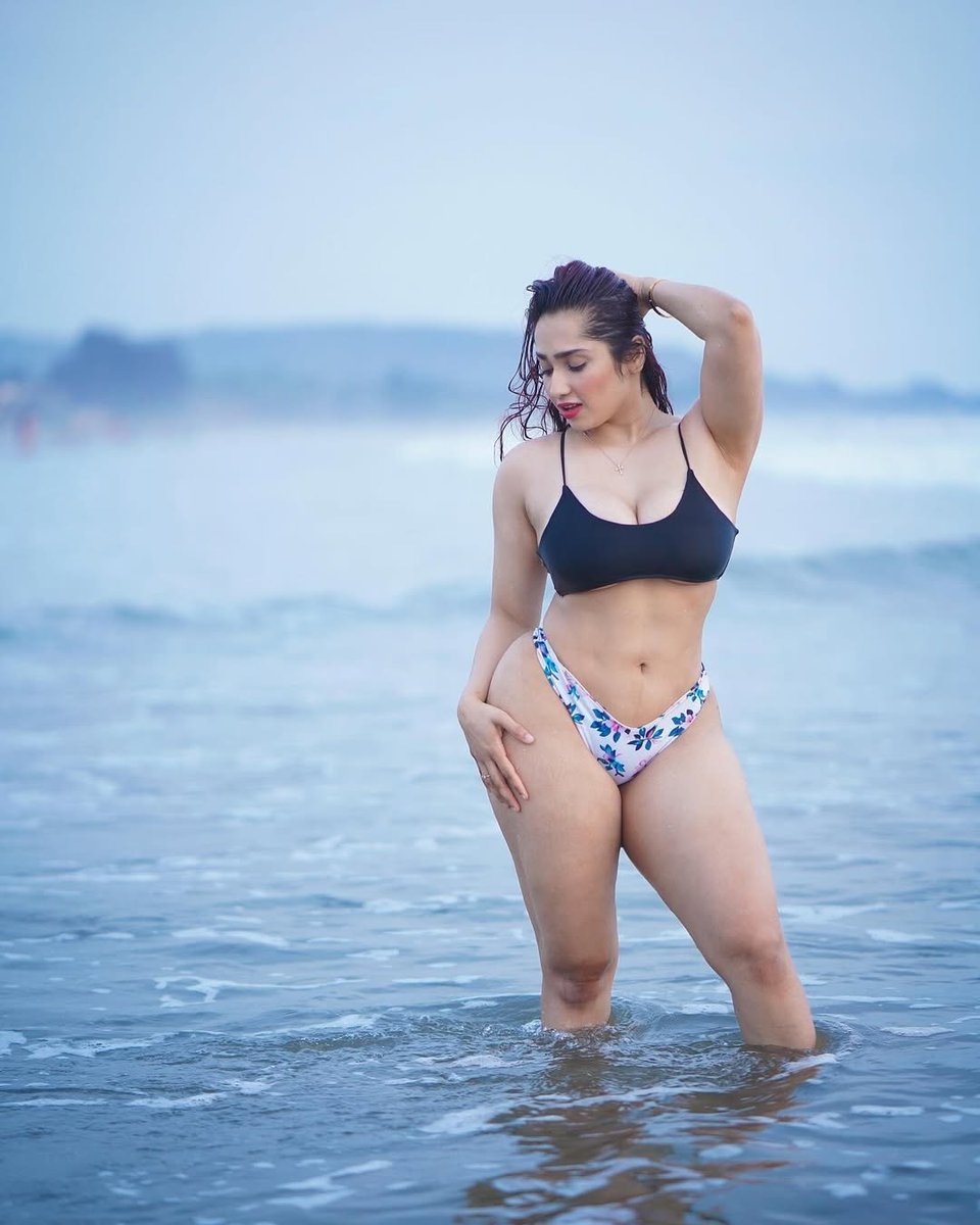 స్త్రీకి అలాంటి అందం ఉంటేనే మగవాళ్ళు మనకు కావలసినంత ఖర్చు చేస్తారు.మేము వారిని సెక్స్‌తో సంతోషపరుస్తాము