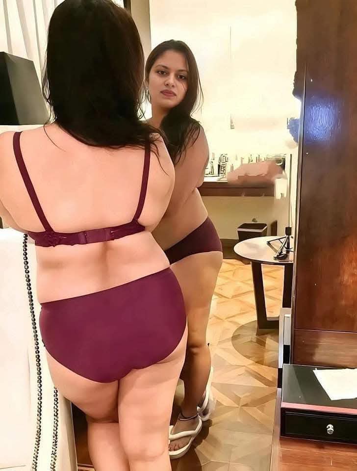 బట్టలు వేసుకోవడానికి కూడా సమయం తీసుకోకుండా నా నగ్న శరీరంతో సెక్స్ చేయాలనుకుంటూ రోజంతా గడుపుతున్నాడు.