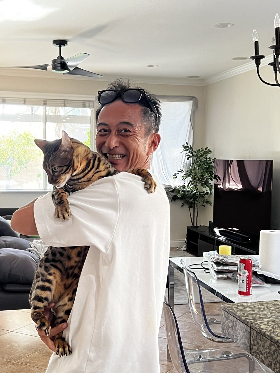 あ！猫で思い出した

去年の年末、いや、10月末くらい?にうちに遊びにきてくれた編集長。

まさかの猫好き、うちの猫たちに大興奮でした。

<a href="/dori_ten/">D1GP&D1LT INSIDER</a>