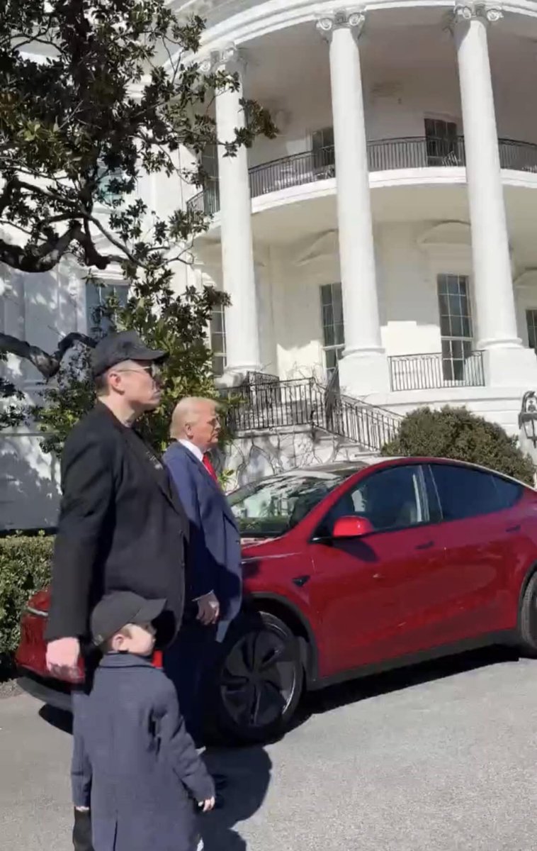 SabuzView's tweet photo. 🚨BREAKING: President Trump with Elon Musk and X outside the White House to buy a Tesla.
#elonmusk #america #DonaldTrump #elonmusknews #elonmuskfans #ElonMuskTwitter #Twitter #billionaire #Starlink #tesla #xai #neuralink #theboringcompany #Optimus #mars #humanity #FreeSpeech #MelaniaTrump #BarronTrump #africa #nigeria #PeterObi #WorldNews #westafrica #southafrican #EastAfricaTV #kenya #Philippines #mexico #China