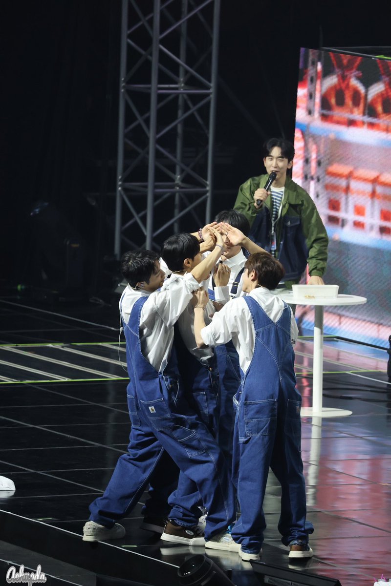 achupda's tweet photo. 25.03.09. 하이마트 DAY-2

아니 다들 왜이러는거에요~
4명 평생 행복해..

#하이라이트 #비스트 #HIGHLIGHT #BEAST #윤두준 #양요섭 #이기광 #손동운 https://t.co/6j0bjRnauH
