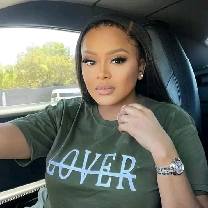 MDNnewss's tweet image. Lerato Kganyago shows off her cars in her driveway.