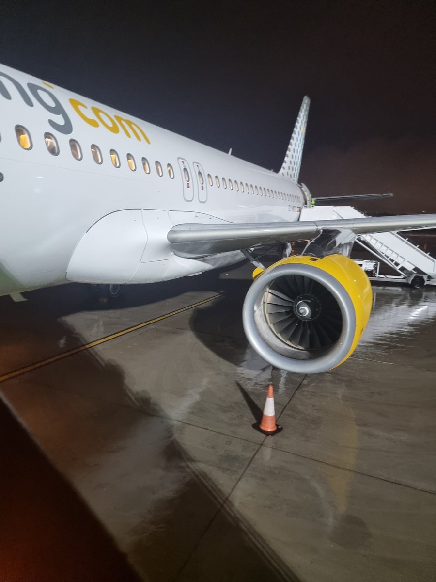 Verguenza que con la que esta cayendo en Málaga nos hagan subir al avion desde pista <a href="/vueling/">Vueling Airlines</a>     PD: Que el avion vaya vacío y le hayáis cobrado a gente por mochilas que si cumplen las medidas, es para mirarselo y la poca educación de los azafatos de tierra