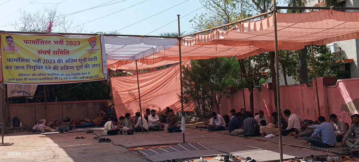 फार्मासिस्ट भर्ती 2023 की अंतिम सूची जारी करवाने की मांग को लेकर सीफू के बाहर चल रहे अनिश्चितकालीन धरने का आज 10वॉ दिन हैं।आज होली के दिन भी हमारा संघर्ष जारी हैं। हमारी एक ही मांग हैं। जब फार्मासिस्ट भर्ती 2023की अंतिम सूची जारी नहीं हो जाती।तब तक हमारा धरना निरंतर जारी रहेगा!