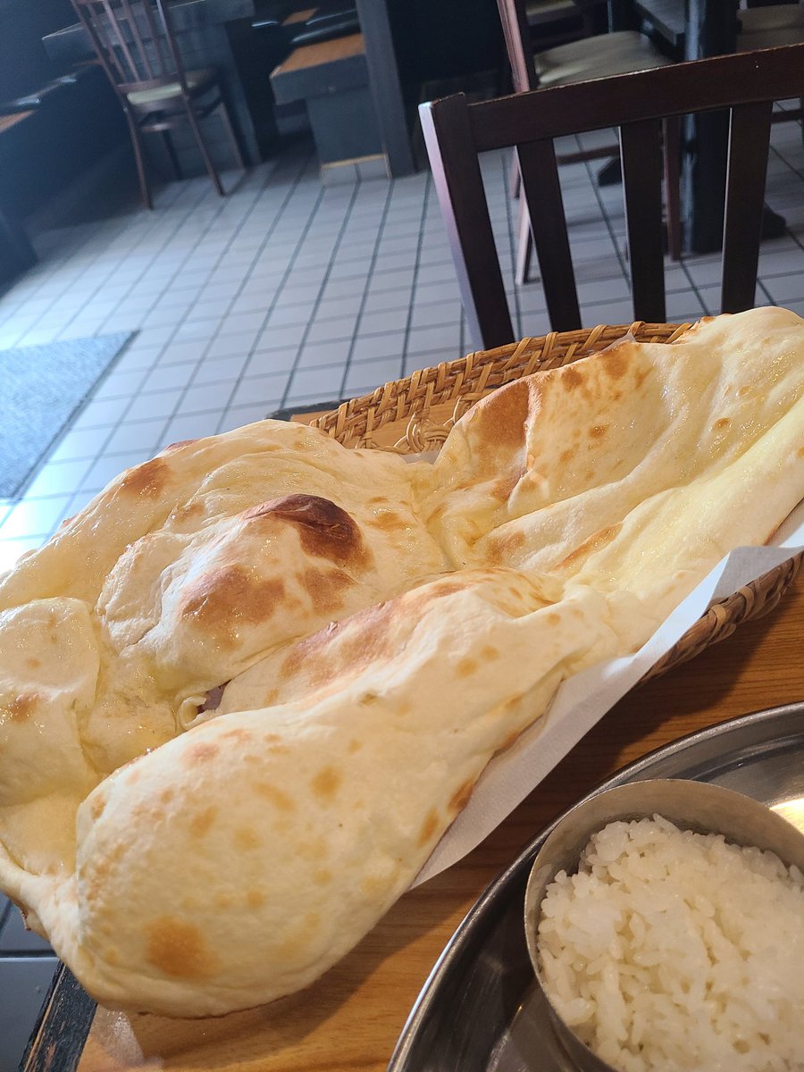 vinvino_arai's tweet photo. 時々行くインドカレー屋に来たら「ナン一枚しかおかわりだめになった……」って悲しそうに言うてきた
もともとおかわり一枚しか食べないし物価高だからしょうがないよって言ったらおかわりナンのサイズが通常の2倍で出てきて唖然としてたらニコニコしながらご飯も持ってきた
誰かこいつらを止めてくれ https://t.co/u86ueZEE85