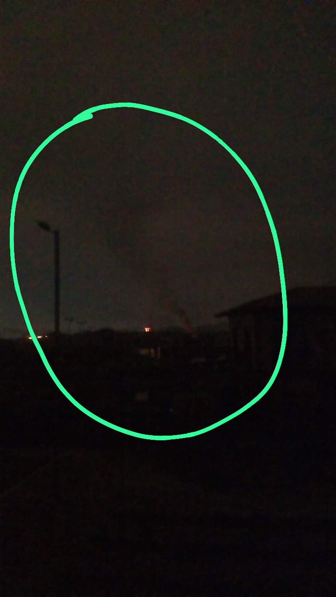 soydannyarte's tweet photo. Hubo una explosión muy fuerte  que hizo que se se vaya la luz en toda la joya , villas del rey y al rededor  , se escucha a lo lejos sirenas de policías hay mucho humo a lo lejos, no parece que fuera en la Península,  , alguien sabe que pasó ?

#explosionlajoya https://t.co/mMcNB3R9qB