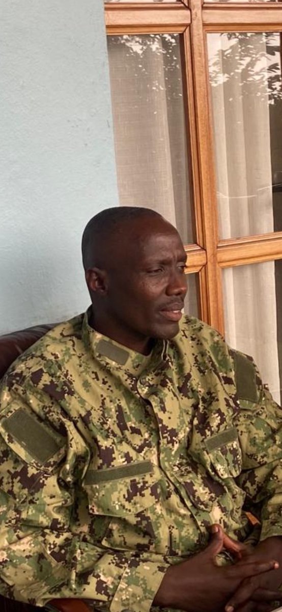 Makenga : "Tshisekedi est un bandit"
"Notre combat est pour notre survie et pour le Congo"
Entretien avec Alain Destexhe
Le général Sultani Makenga, chef militaire du M23, n'accorde pas d'interview. Il a fait une exception. Il me reçoit dans une villa transformée en QG bien