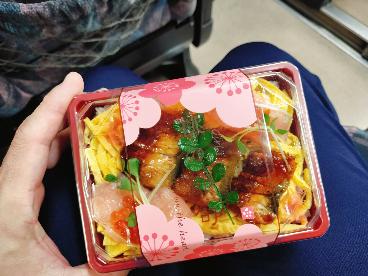 shin5oka's tweet image. 那覇空港に着いたら
アプリ #FASTPICK で
予約していたスパムおにぎり
 #ポーたま をゲット！
会社で手配してもらった
 #椛弁当 の 華ちらし寿司と
合わせて移動しながら
ペロリ😋