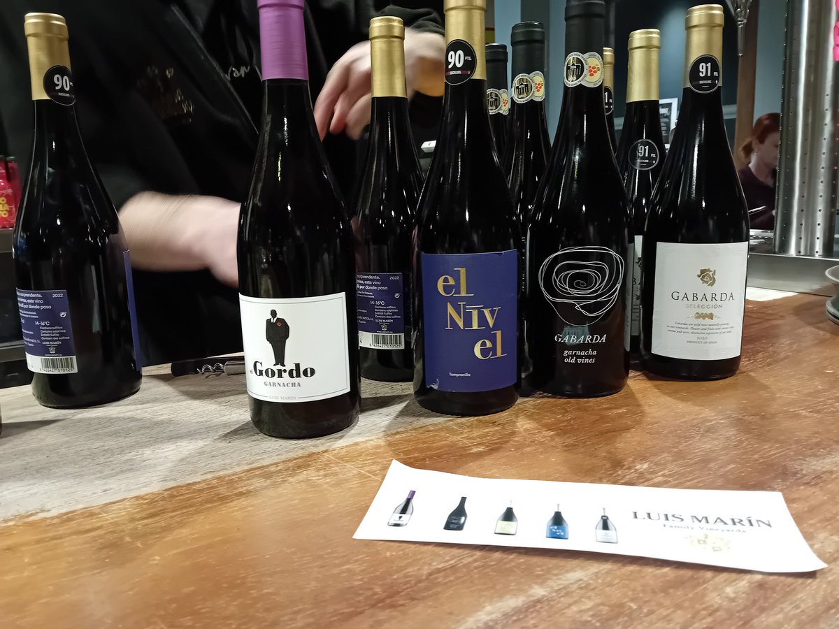 Magnífica presentación anoche de algunos de los vinos de la bodega Luis Marin DO Cariñena, de la mano de su delegada nacional, Pilar Rubio. Gracias a ella por esta inmersión en la garnacha y a todos los que abarrotaron la sala de la Guarni una noche de champion. Hay esperanza.