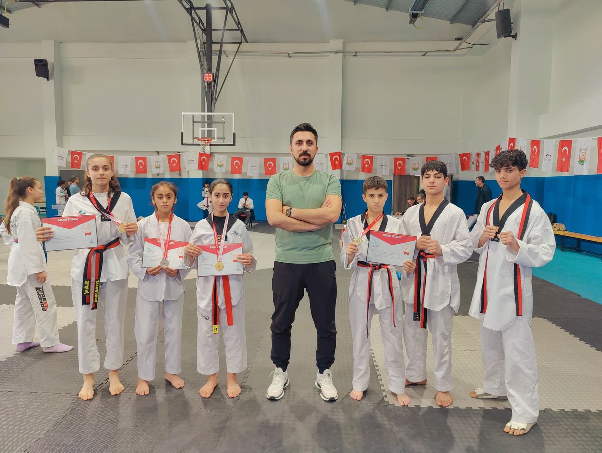 Bugün yapılan Okul sporları yıldızlar il seçmelerinde, kulübümüz sporcularından 2 kız ve 3 erkek sporcumuz 1. olarak 11-13 Nisan tarihleri arasında Mardin’de yapılacak Taekwondo Bölge Şampiyonasına katılmaya hak kazandılar. Sporcularımız ve hocamızı tebrik eder başarılar dileriz.
