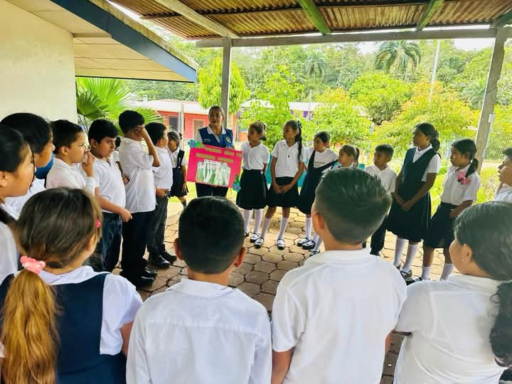 #VerdeQueTeQuieroVerde 💚 Promovemos valores sobre el cuido, protección y conservación de la Madre Tierra a protagonistas del Centro Escolar Rubén Darío en Nueva Guinea, Zelaya Central. 
#MIFAMILIA