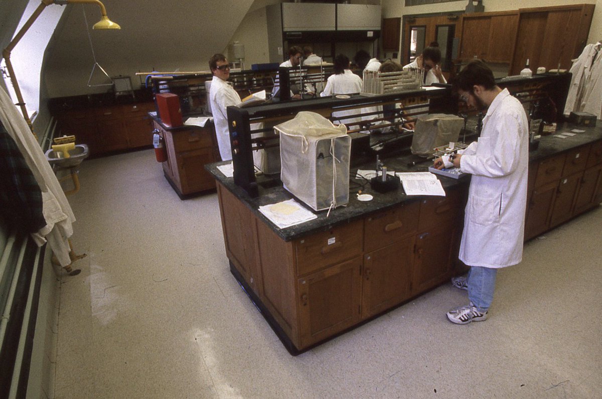 This year we celebrate 30 years of our biology major at Bryn Athyn College 🥽🧪🧫🔬 The program started in 1995 and was originally called Biological and Chemical Sciences. As of March 2025 the biology major has graduated 149 students!