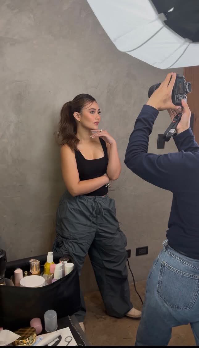 TeamJasOFC's tweet photo. Jas behind the scenes before officially joining Brilliant—poised, glowing, and all set! 

Comment "Jas, brilliantly stunning!" twenty times!

JAS IS BRILLIANT 
#BrilliantxJas