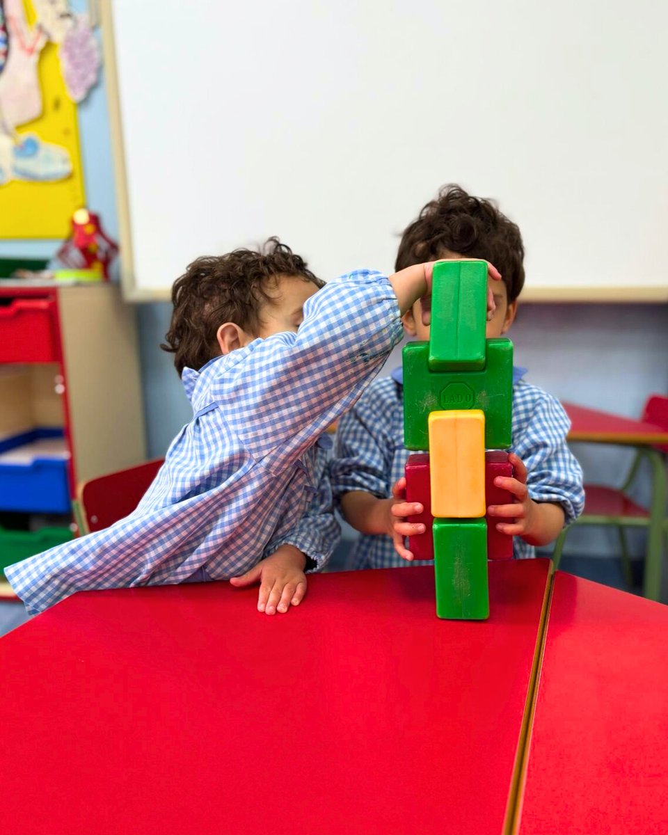 🧱✨Construyendo, explorando y aprendiendo. Los Ositos se divierten apilando bloques, desarrollando su motricidad y dejando volar su imaginación 🐻. ¡Cada torre es un gran logro!
Todas las fotos de Osos ya disponibles en fototeca 📷.

#kindergarten #educacioninfantil