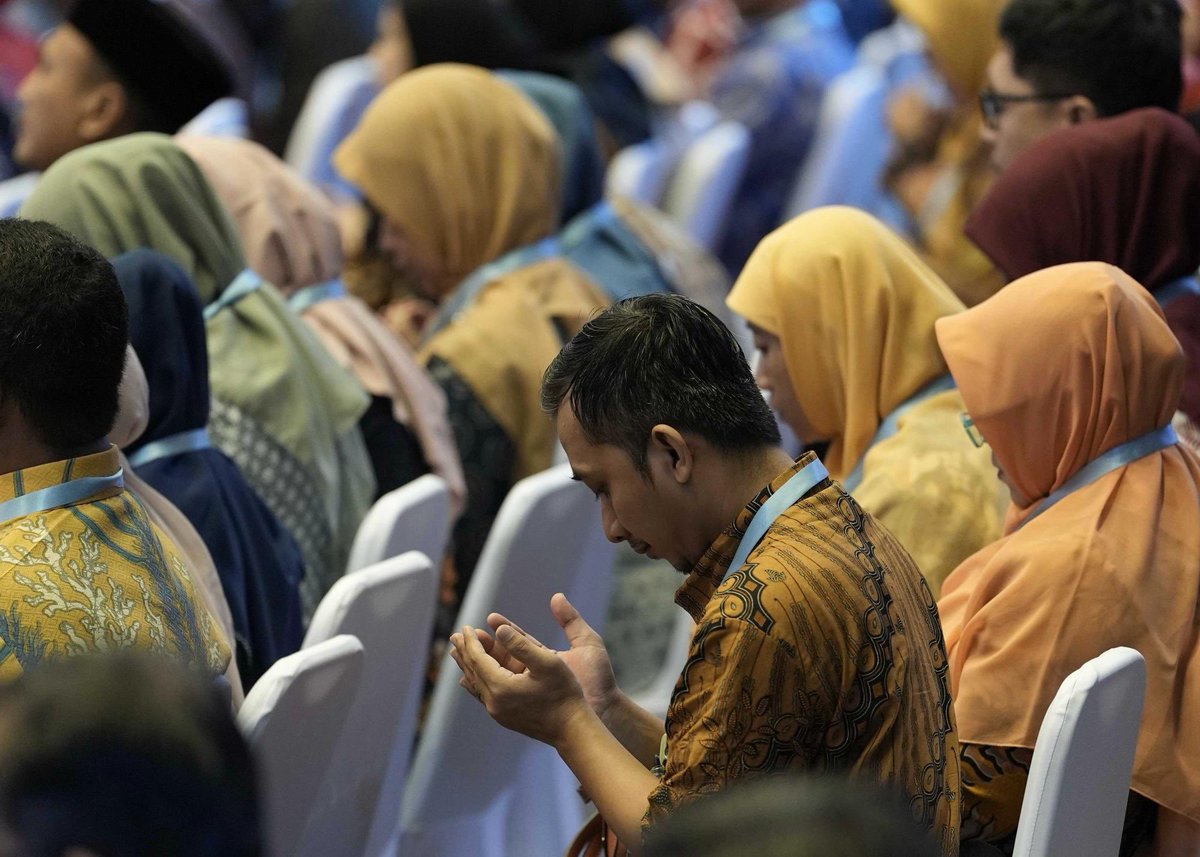 Hari ini, saya resmi meluncurkan mekanisme baru dalam penyaluran tunjangan bagi guru Aparatur Sipil Negara (ASN) di daerah. Kebijakan ini bertujuan untuk menyederhanakan proses birokrasi, memastikan tunjangan tersalurkan dengan lebih efisien dan tepat waktu, serta menempatkan