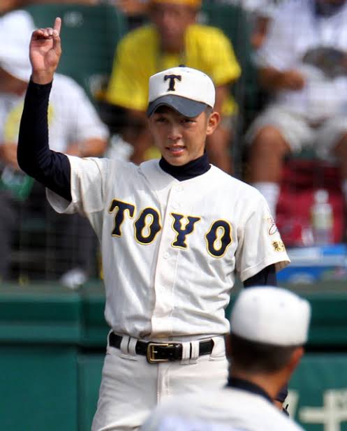 東洋大姫路は甲子園限定ユニフォームがあって、普段の黒文字が右のよう