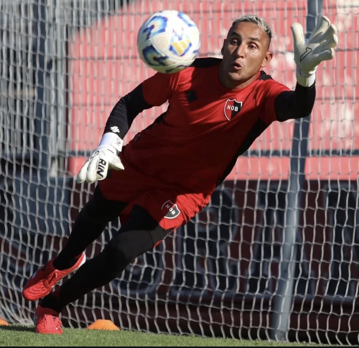 こんにちは、日本のサッカーファンの皆さん！
日本のキーパーたちにRinatブランドを広める手助けをしていただけませんか？
彼らにぜひ試してもらい、最高のキーパーグローブを楽しんでほしいと思っています。
あなたのお気に入りのモデルはどれですか？
私は次の試合用にもう決めました！