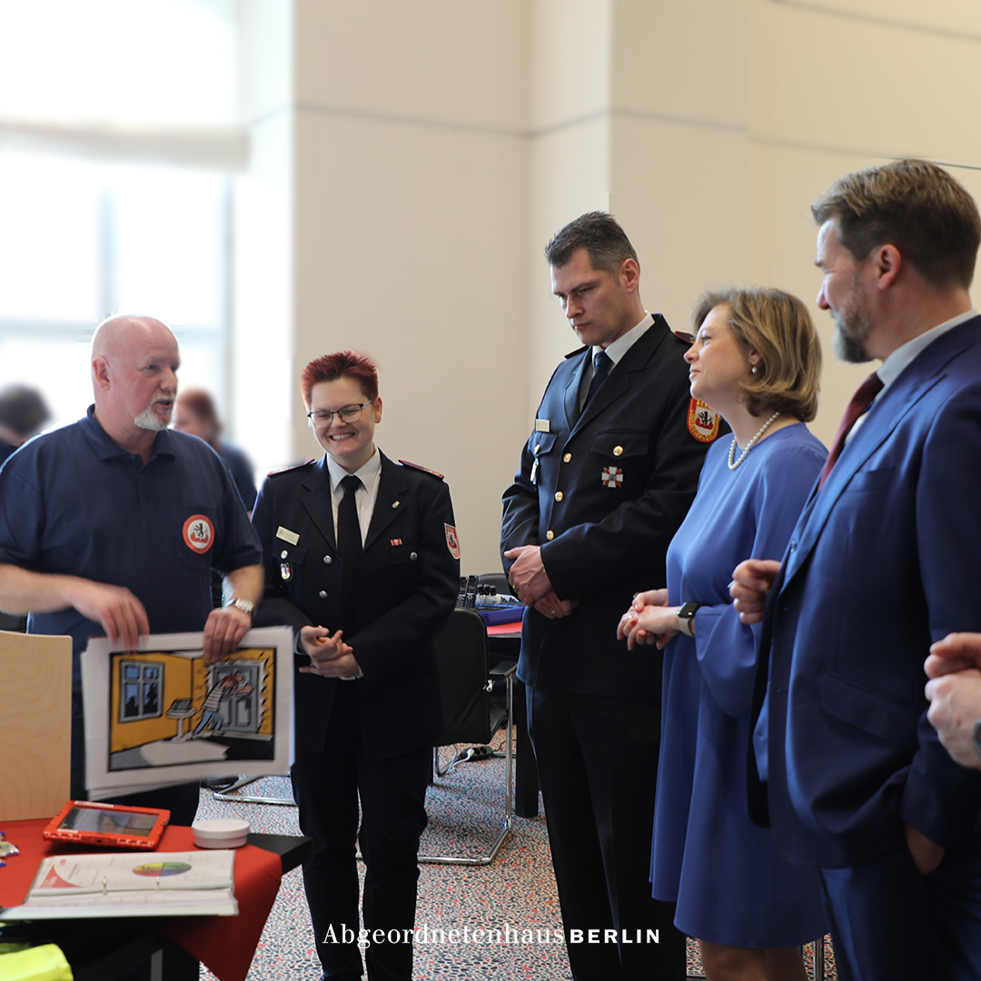#AGH-Präsidentin und Schirmherrin <a href="/CorneliaSeibeld/">Cornelia Seibeld</a> betonte heute beim parlamentarischen Frühstück des Landesfeuerwehrverbandes Berlin e. V. den unschätzbaren Wert des ehrenamtlichen Engagements der rund 1.900 Mitglieder für die Gesellschaft. <a href="/LfvBerlin/">Vorstand</a>