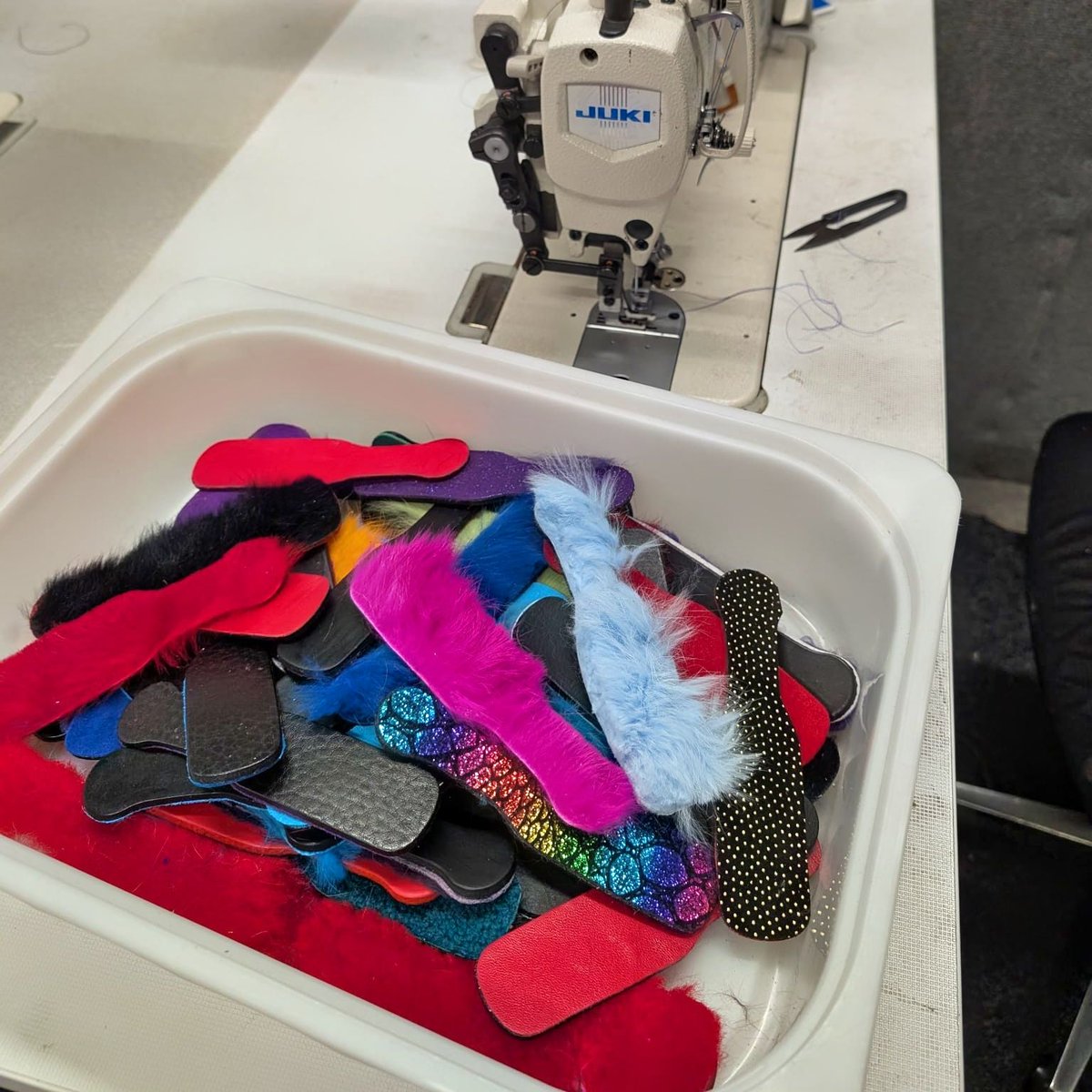 leatherdelights's tweet image. 🧵 Behind the Scenes: Mini Paddle production continues!

From matching to gluing, now it's sewing time. Loving how these colours are coming together - especially that sparkly rainbow one!

Which finish would you choose?

#HandmadeInUK #BritishMade