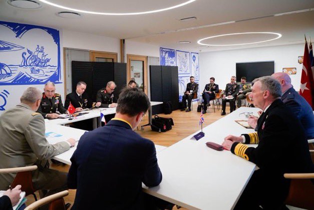 🇫🇷 @CEMA_fr : 

“🇬🇧 Mevkidaşım Amiral <a href="/AdmTonyRadakin_/">Admiral Sir Tony Radakin 🇬🇧</a> ve 🇹🇷 Mevkidaşım Orgeneral Metin Gürak <a href="/TSKGnkur/">TSK</a> ile birlikte. 

#Ukrayna’yı desteklemek ve Avrupa topraklarının güvenliğini garanti altına almak için sağlam bir yanıt verilmesi gerektiği konusunda görüş birliğine varıldı”.