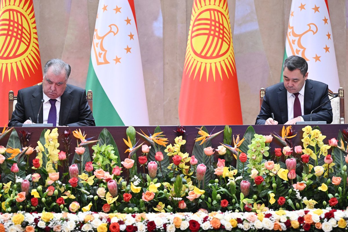 EmomaliRahmonTJ's tweet photo. #EmomaliRahmon and #SadyrJaparov signed the #JointStatement on further strengthening of friendship and good-neighborliness and the Treaty between the Republic of #Tajikistan and the #Kyrgyz Republic on the #StateBorder. A total of 16 new cooperation documents were signed https://t.co/eVunBYqRst