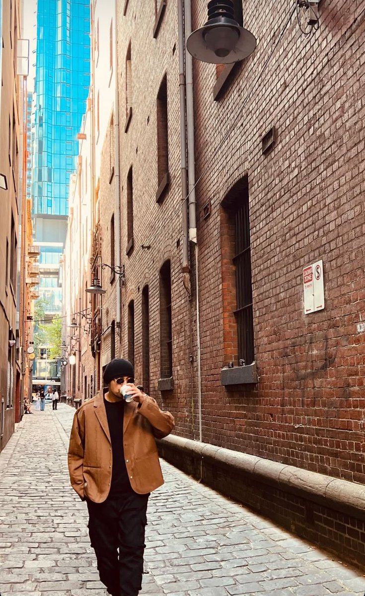 PHANTACi_06's tweet photo. 📢 老闆親自示範OOTD 這樣穿就是帥🔥

PUMA x PHANTACI 系列最新聯名款西裝外套，打造獨特街頭風格 🏀🎶

🔥 此系列會員獨享優惠30%OFF！！！兩款經典鞋款 + 多款潮流服飾！

🔗  限量販售中，錯過不再！ 👉 https://t.co/SluOEzPOUs

#PUMAxPHANTACi #HipHoop #basketball https://t.co/ksZtRJz84C