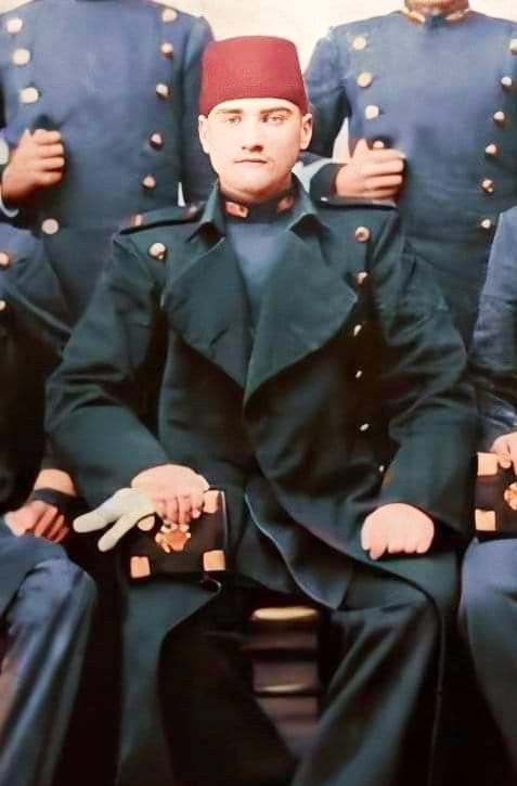 Türk; Yavuz Sultan Selim'e göre eşek idi

Türk; Koçi Beye göre mezhepsiz ecnebiydi

Türk; Hoca Saadettin Efendi'ye göre leşti hilebazdı aşağılıktı

Türk; Naima'ya göre azgındı çirkindi kabaydı cahildi

Türk; Nef-i'ye göre Allah'ın irfan pınarını yasakladığıydı

Türk; Baki'ye göre