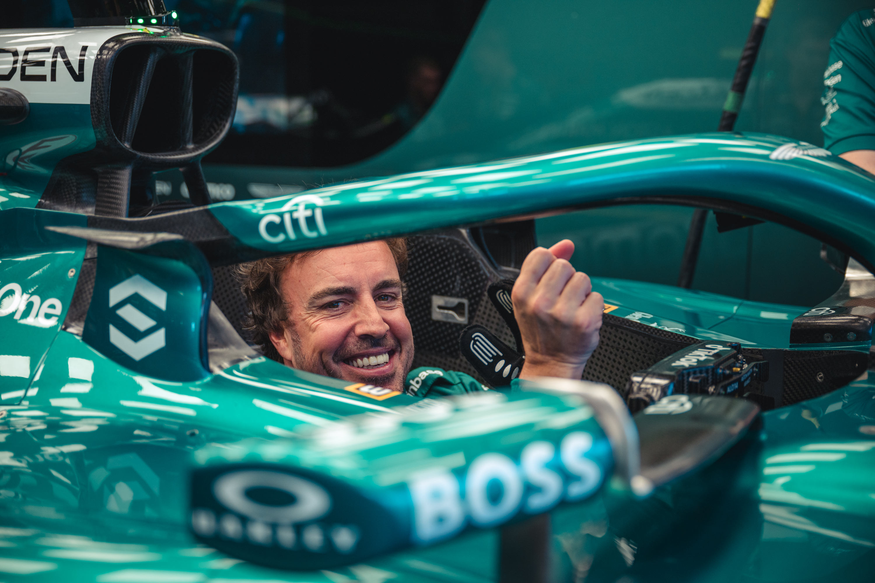 Fernando Alonso en el nuevo Aston Martin. Fuente: Twitter Aston Martin