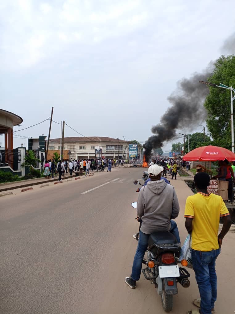 pbeyok's tweet photo. À #Kisangani, la police a tiré plusieurs coups de sommation pour disperser les étudiants de l'#IBTP. Ces derniers protestaient contre l’enlèvement présumé du CT #Luka, DG intérimaire de leur institut, qui aurait été enlevé par des hommes armés à #Kinshasa.
@sergesindani01 https://t.co/wYfGAMS6P7