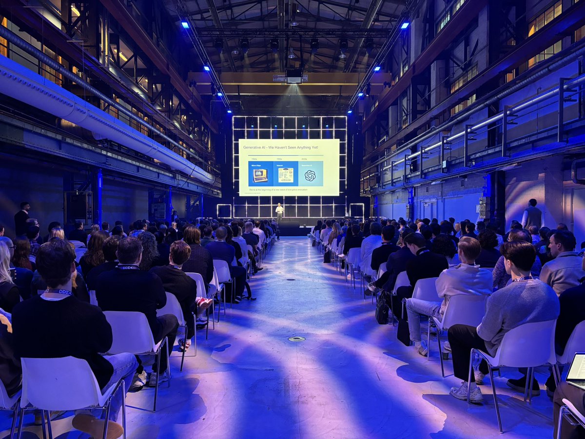 Starting the day with <a href="/siliconvallaeys/">Frederick Vallaeys</a>, co-founder of <a href="/Optmyzr/">Optmyzr</a>: how to use AI to amplify your capabilities as a marketer. 
#fos25 #ppc