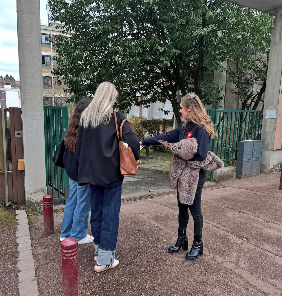 Hier nos militants étaient présents sur le campus de Sceaux pour présenter l'UNI. Un très bon accueil et déjà de nouveaux adhérents ! Étudiant de droite rejoins-nous !