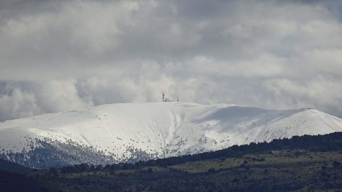 FJCivantos's tweet image. Contundente manto blanco en zonas altas de la sierra de Guadarrama, "Bola del Mundo" vista desde Segovia... @sibilafc @tomeandres @TiempoCyLTV @ElTiempo_tve @lasextameteo @tiempobrasero @Aemet_Corpora @MeteoredES #Segovia #boladelmundo #nieve #sierradeguadarrama