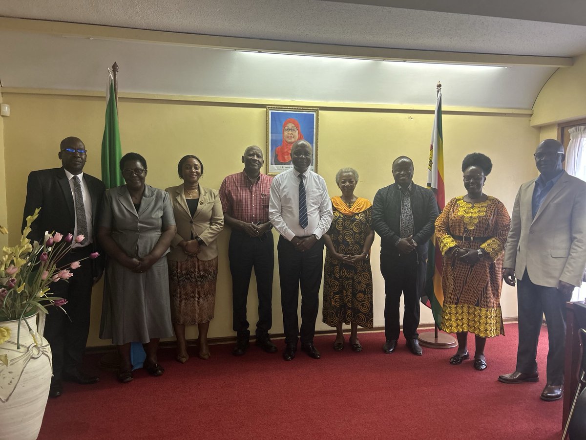 Viongozi wa Diaspora Harare wakiwa kwenye picha ya pamoja na Mheshimiwa Balozi Simon N. Sirro pamoja na maafisa wa ubalozi baada ya kumalizika kwa kikao kilichofanyika tarehe 12/03/2025 katika ofisi za ubalozi