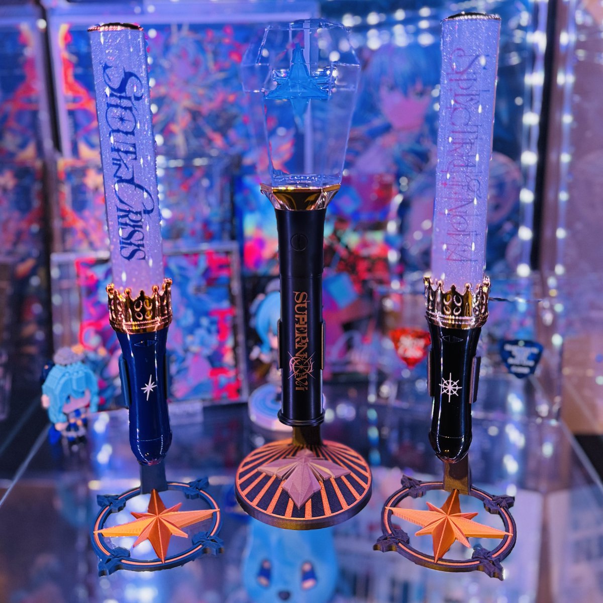 ray_rex_3d's tweet photo. 推しのペンライトをカッコよく飾りたすぎて、気づいたらスタンドを自作&amp;販売までしてた星詠みです！

去年までは見る専でしたが、今年から趣味のblenderと3Dプリンターで作ったものを発信し始めました〜

#ホロライ部 https://t.co/cVCyu9yQfG