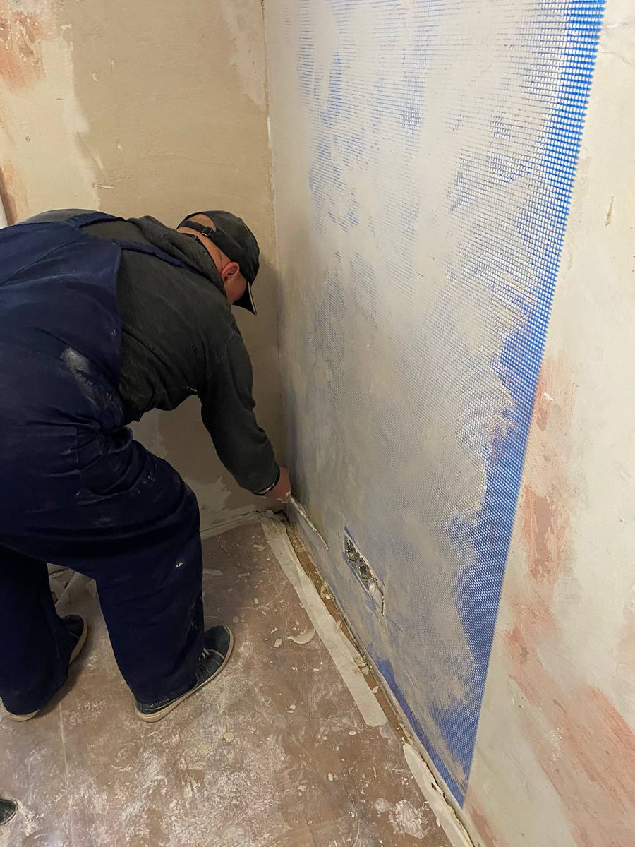 🔨 Training for plasterers and painters at the Kyiv ProfBud Hub continues! 🎨
Our participants are steadily mastering essential skills that will help them become true professionals.