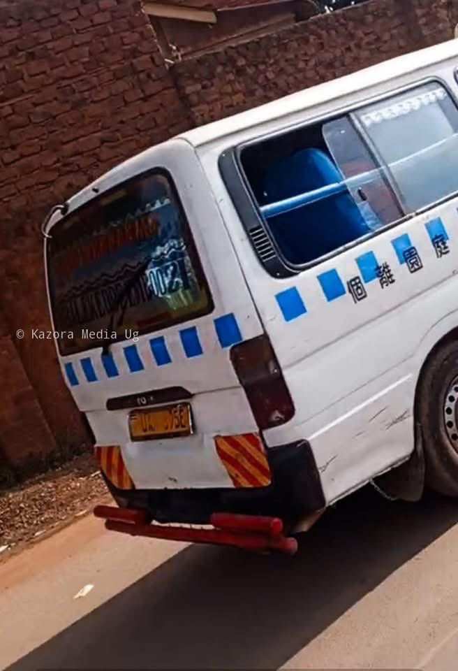 HajjatiSmart's tweet photo. NOTE:
#Be_alert! 🚨🇺🇬Sotted Tax in the pictures below, reg.number UAX 395E is being used by Kifesi criminals, pretending to supply yellow chairs at polling stations. But information coming on our desk indicate, carrying fake DR forms. Additionally, numberless cars have been seen https://t.co/skzE04cAce