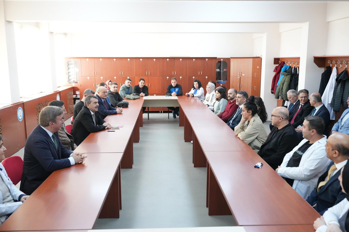 📍 Erzincan/ Okul Ziyareti

Erzincan Ortaokulumuza sürpriz bir ziyaret gerçekleştirerek il programımıza öğrencilerimizin neşesiyle başladık.

Öğrencilerimizin derslerine konuk olduk, sorularını cevapladık; öğretmen arkadaşlarımızla bir araya gelerek hasbihâl ettik, eğitime dair