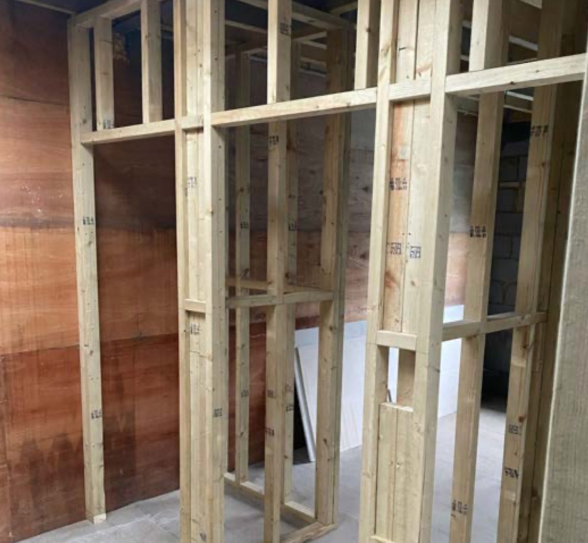 Crowdstacker's tweet image. A developer South-West London is converting a commercial building into two houses - just a stone's throw from the River Thames.

Internal work has progressed with all blockwork and stud walls now in place. The focus will now switch to the first fix followed by plaster boarding…