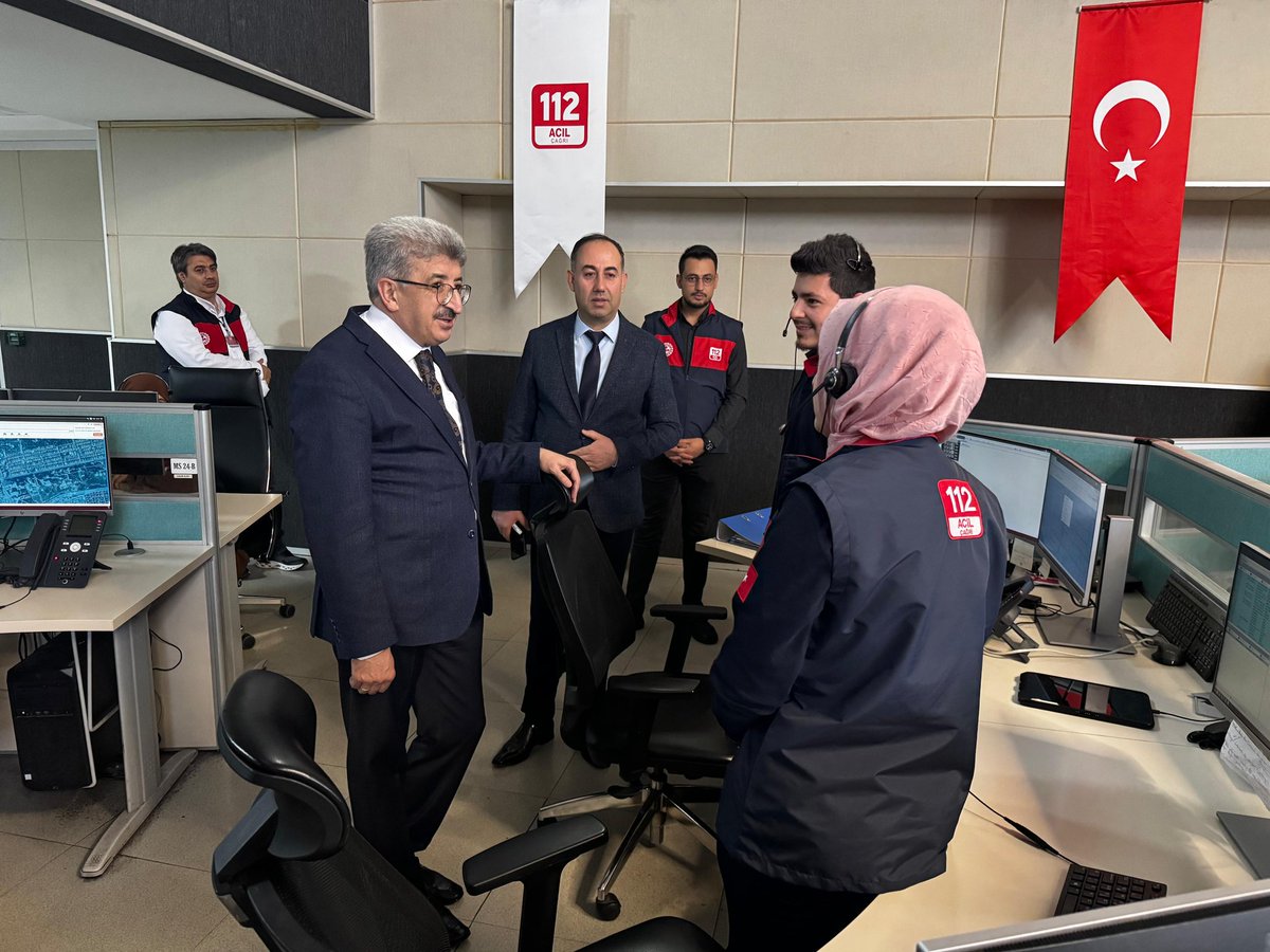 İller İdaresi Genel Müdürümüz Sayın Mehmet Emin BİLMEZ,  112 Acil Çağrı Merkezi Müdürlüğümüzü ziyaret etti. Kendisini misafir etmekten onur duyduk çok mutlu olduk. Sayın Valimize bu nazik ziyaretileri için şükranlarımızı sunarız. Arz ederim.