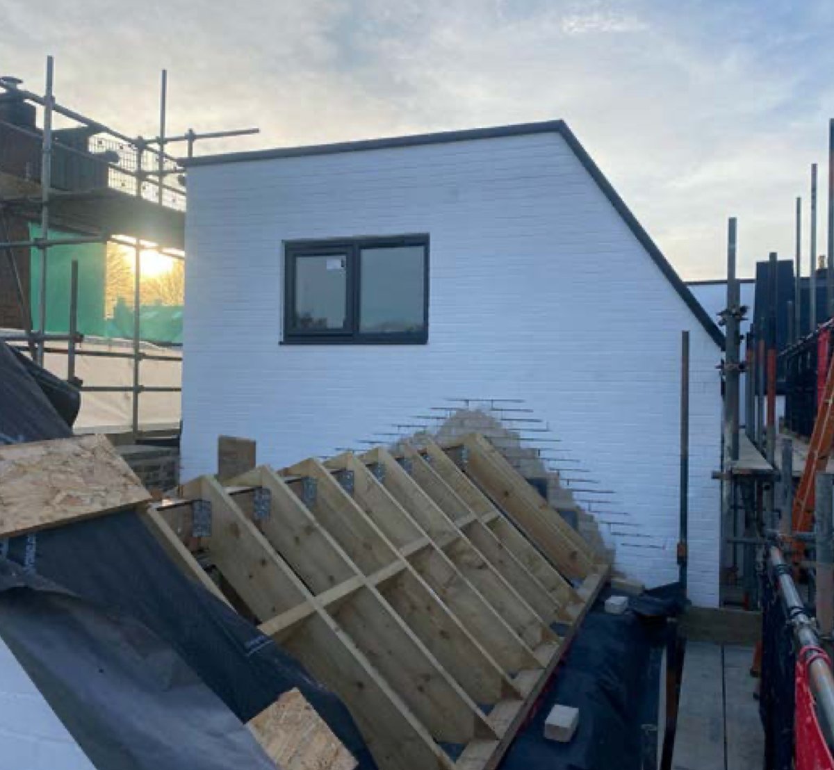 Crowdstacker's tweet image. A developer South-West London is converting a commercial building into two houses - just a stone's throw from the River Thames.

Internal work has progressed with all blockwork and stud walls now in place. The focus will now switch to the first fix followed by plaster boarding…