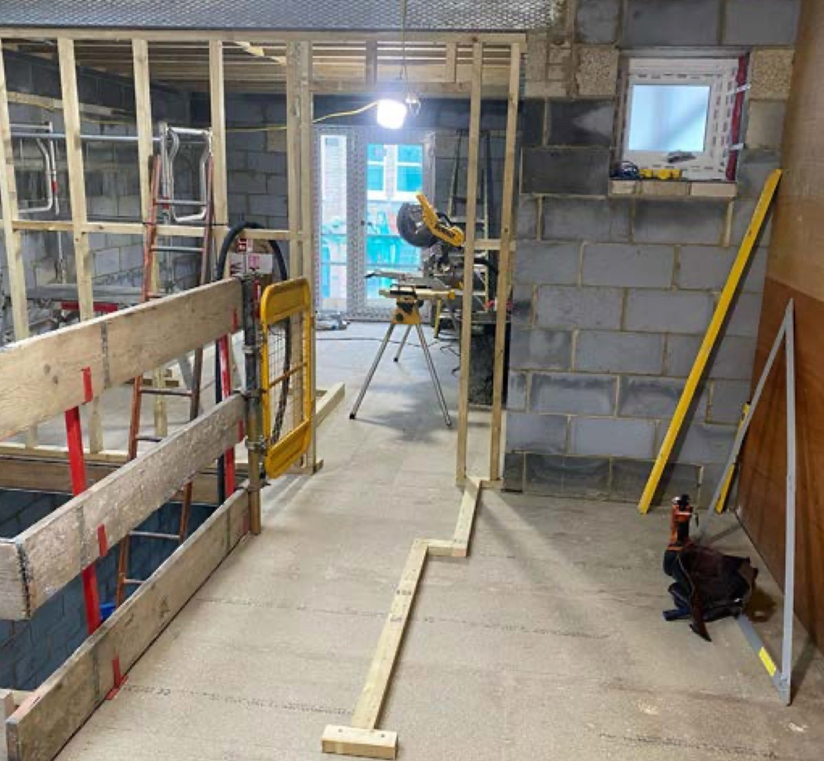 Crowdstacker's tweet image. A developer South-West London is converting a commercial building into two houses - just a stone's throw from the River Thames.

Internal work has progressed with all blockwork and stud walls now in place. The focus will now switch to the first fix followed by plaster boarding…