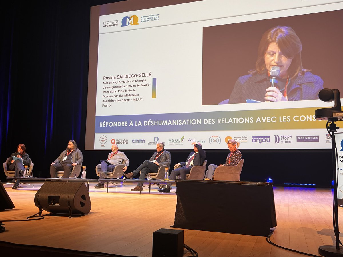 bourratbenoit's tweet image. Table ronde sur la déshumanisation des relations avec les consommateurs / usagers avec @pimmsmediation Congrès des médiations à Angers
